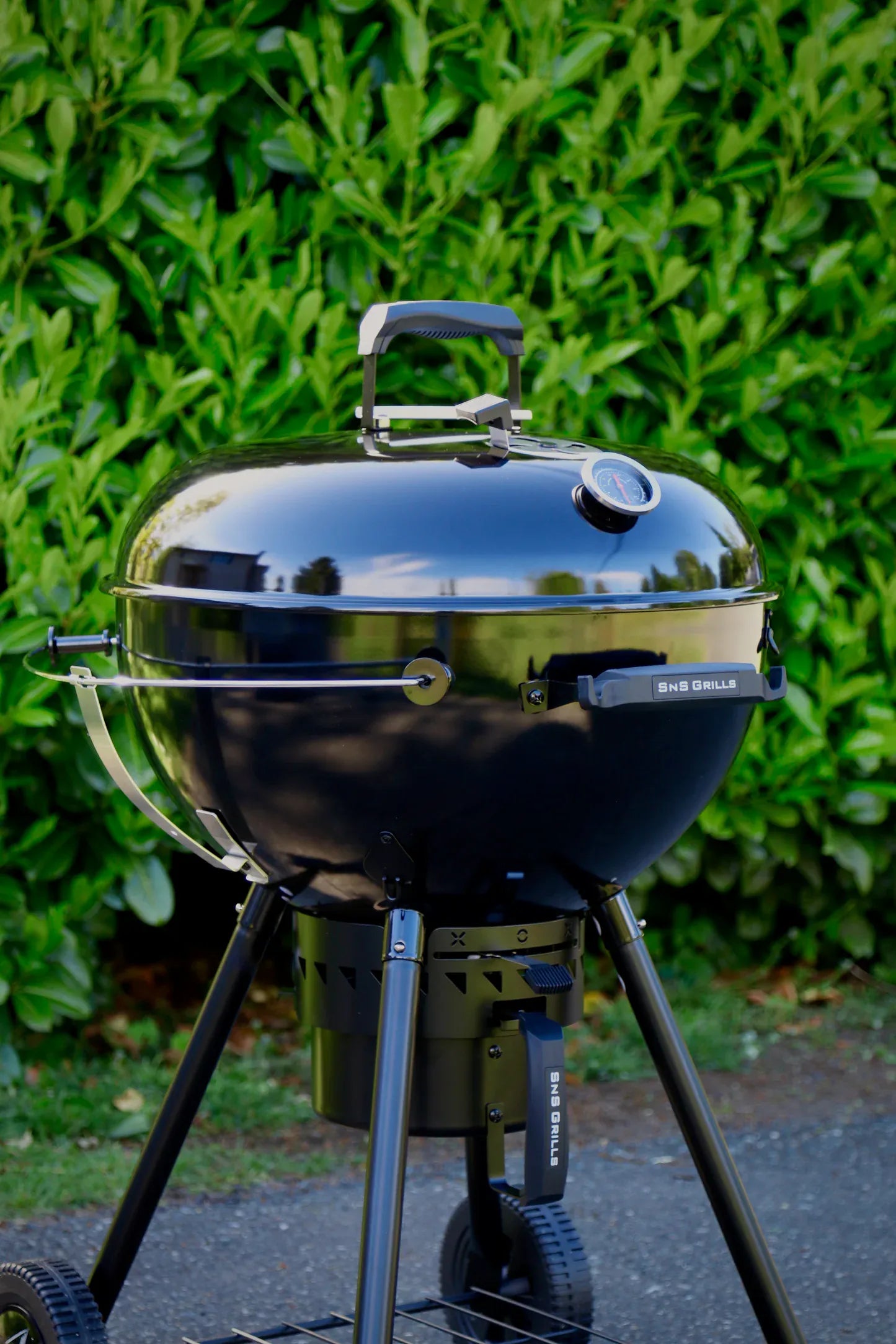 Slow ‘N Sear® | Black Edition 22” Charcoal Kettle Grill Plus Smoker