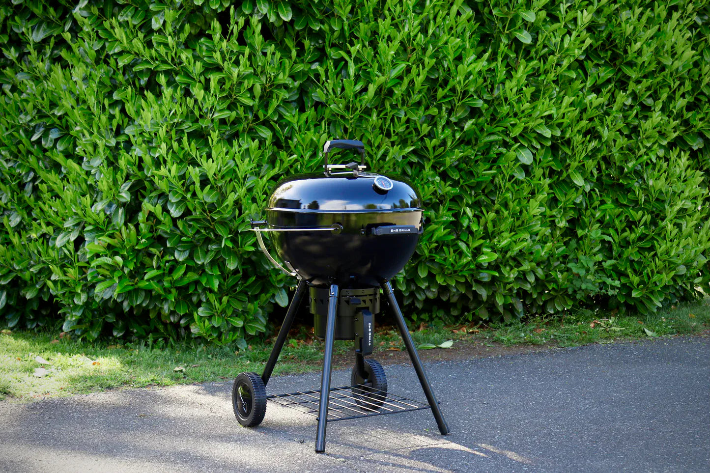 Slow ‘N Sear® | Black Edition 22” Charcoal Kettle Grill Plus Smoker